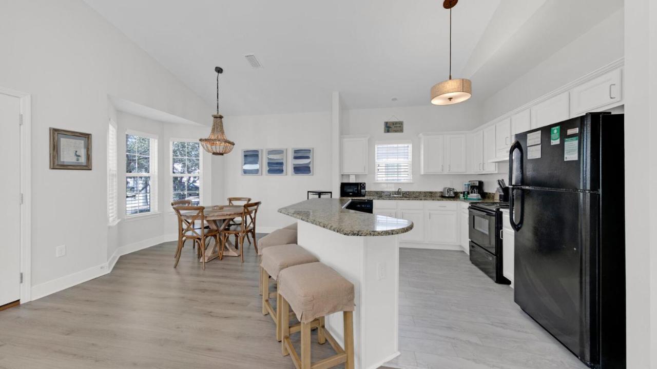 סנטה רוזה ביץ' Pelican House - Newly Remodeled, Professionally Decorated, Only About 1 Mile To Seaside! מראה חיצוני תמונה